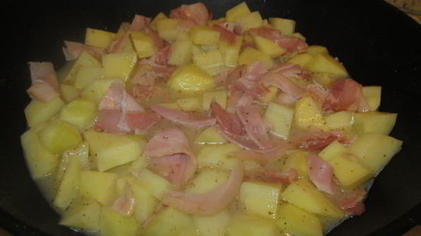 картофель с беконом в сливочном соусе