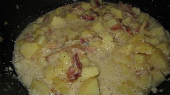 картофель с беконом в сливочном соусе