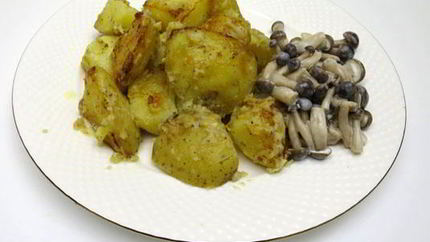 Картофель со сметаной и хмели-сунели в мультиварке