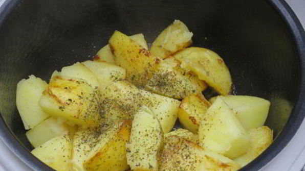 картофель со сметаной и хмели-сунели в мультиварке