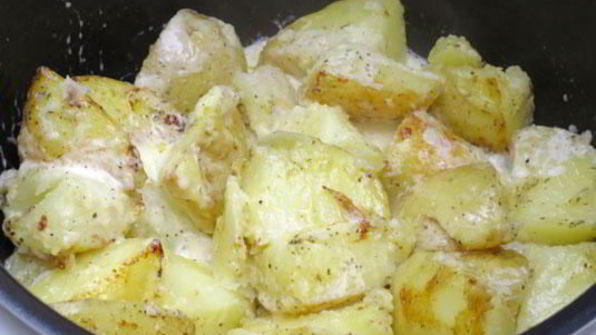 картофель со сметаной и хмели-сунели в мультиварке
