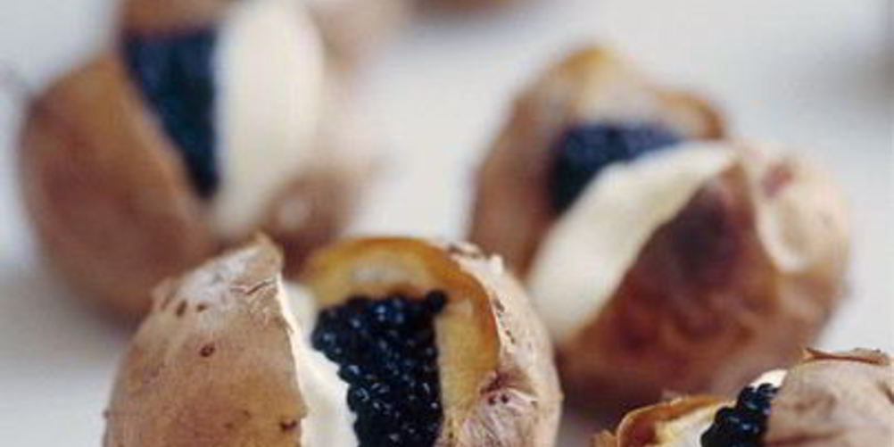 Рецепт картофеля в мундире со сметаной и икрой