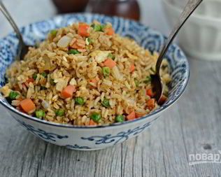 Коричневый рис с яйцом и овощами