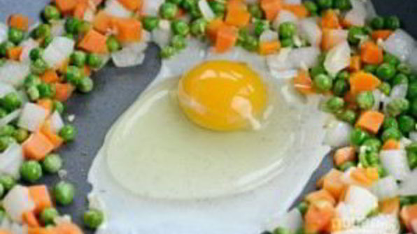 коричневый рис с яйцом и овощами