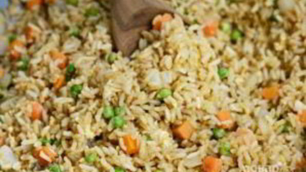 коричневый рис с яйцом и овощами