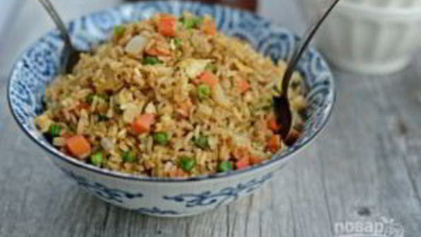 коричневый рис с яйцом и овощами