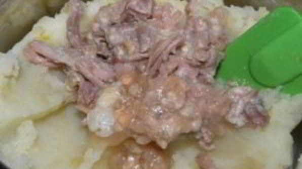 мятая картошка с тушенкой