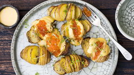 Печеный картофель с голландским соусом и икрой