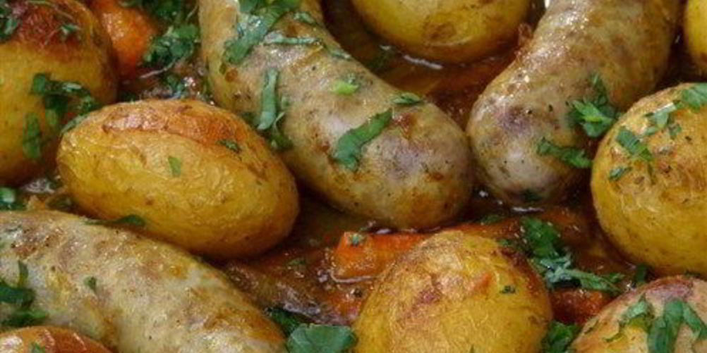 Рецепт печеного картофеля с колбасками