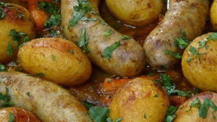 Печеный картофель с колбасками