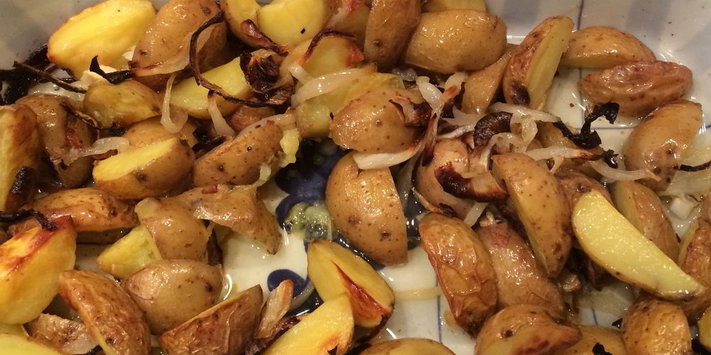 Рецепт печеного молодой картофель с карамелизованным луком и трюфельным маслом