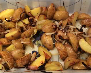 Печеный молодой картофель с карамелизованным луком и трюфельным маслом