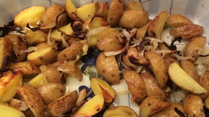 Печеный молодой картофель с карамелизованным луком и трюфельным маслом