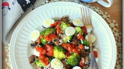 Рис с брокколи, грибами и перепелиными яйцами