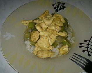 Рис с курицей в стиле карри и овощи на пару