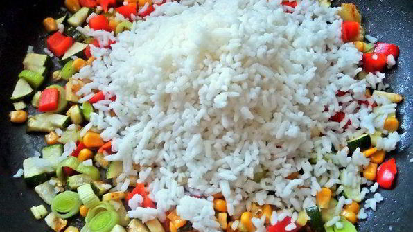 рис с овощами и ветчиной