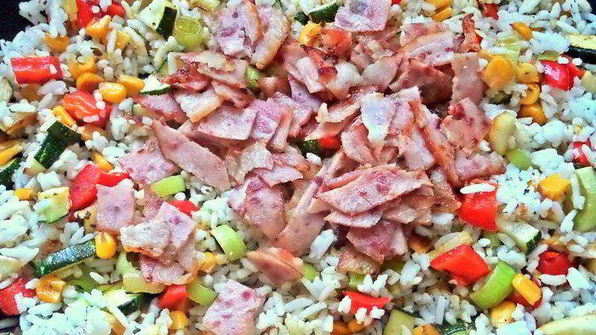 рис с овощами и ветчиной