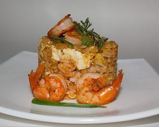 Жареный рис с курицей и креветками по-тайски