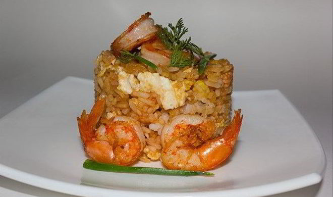 Жареный рис с курицей и креветками по-тайски