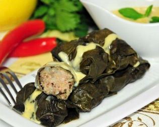 Долма из баранины и булгура под мятным соусом