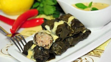 Долма из баранины и булгура под мятным соусом