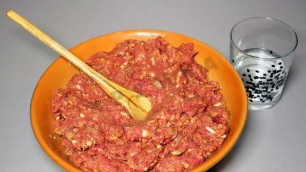 долма из баранины и булгура под мятным соусом