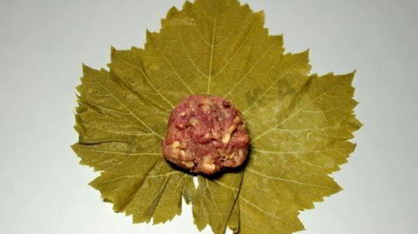 долма из баранины и булгура под мятным соусом