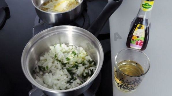 долма из баранины и булгура под мятным соусом