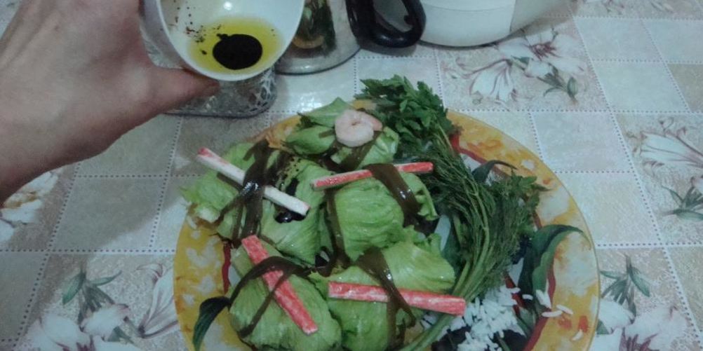 Рецепт голубцов с креветками в листьях салата и морской капусте