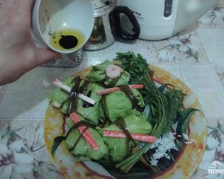 Голубцы с креветками в листьях салата и морской капусте