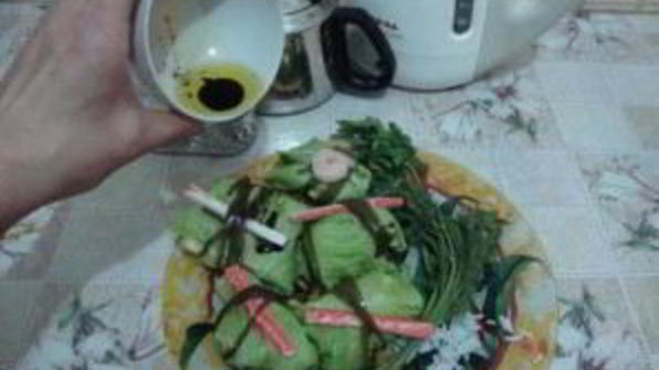 голубцы с креветками в листьях салата и морской капусте