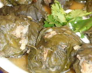 Голубцы в свекольной ботве