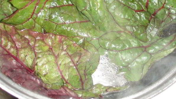 голубцы в свекольной ботве