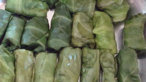 мини-голубцы с вино-вишневым соусом