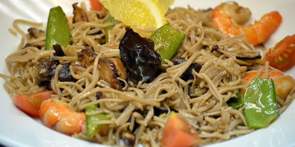 Рецепт гречневой лапши с грибами и королевскими креветками