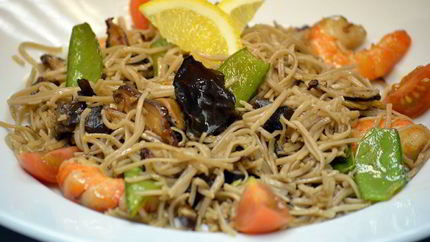 Гречневая лапша с грибами и королевскими креветками