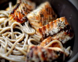 Гречневая лапша с красной рыбой в сырном соусе