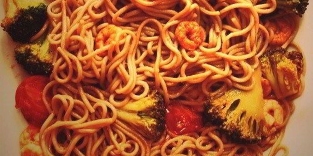 Рецепт гречневой лапши с креветками, брокколи и помидорами черри