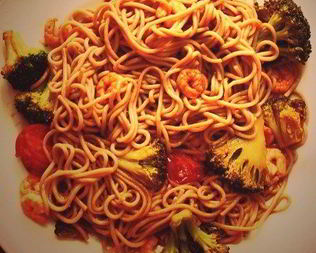 Гречневая лапша с креветками, брокколи и помидорами черри