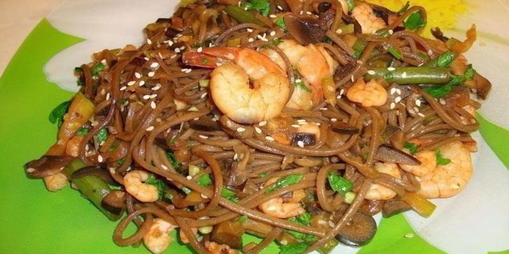 Рецепт гречневой лапши с овощами и креветками