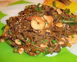 Гречневая лапша с овощами и креветками