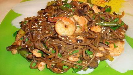 Гречневая лапша с овощами и креветками