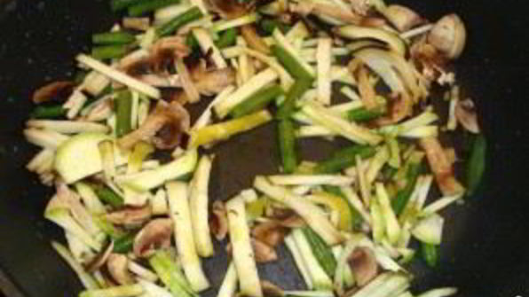 гречневая лапша с овощами и креветками