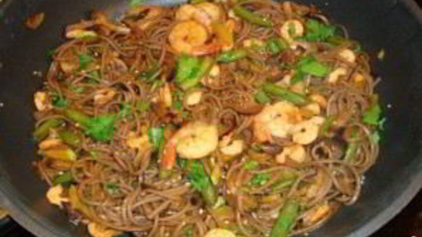 гречневая лапша с овощами и креветками