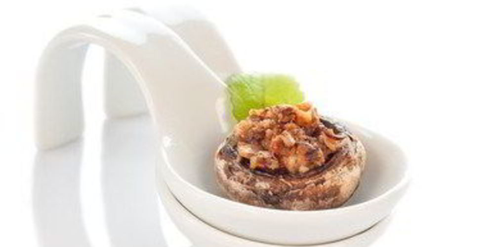 Рецепт грибов, фаршированных крабовым мясом, пармезаном и белым луком