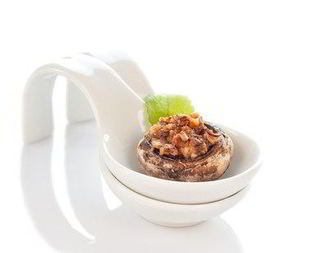 Грибы, фаршированные крабовым мясом, пармезаном и белым луком