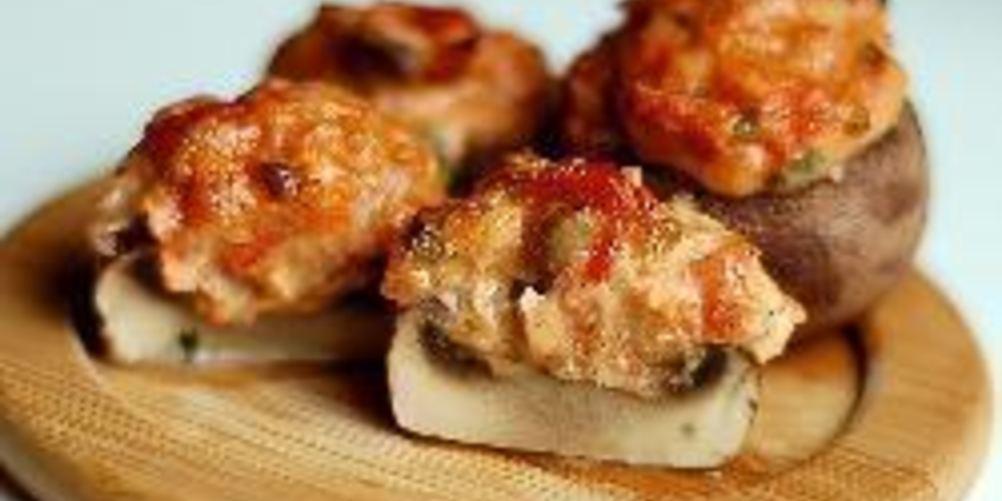 Рецепт грибов, фаршированных лососем и сыром