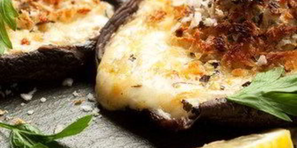 Рецепт грибов, фаршированных рикоттой, фетой и шпинатом, под корочкой из пармезана