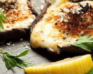 Грибы, фаршированные рикоттой, фетой и шпинатом, под корочкой из пармезана