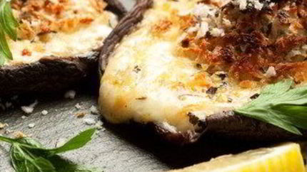 Грибы, фаршированные рикоттой, фетой и шпинатом, под корочкой из пармезана